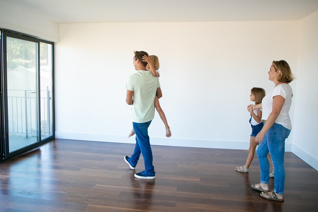 seitenansicht-des-vaters-der-tochter-haelt-und-mit-ihr-zum-balkon-geht_74855-10400